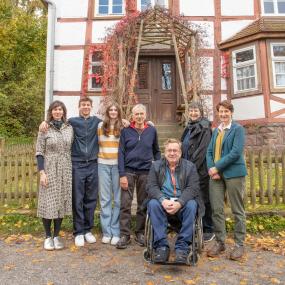 Die Familienwurzeln im Blick: Tanya Uhlmann (v. l.), Banks Uhlmann, Wrenwin Angell und Peter Uhlmann aus Kanada besuchen gemeinsam mit Dr. Heinrich Stiewe, Gefion Apel und Dr. Marie Luisa Allemeyer (alle LWL-Freilichtmuseum) das Haus Uhlmann als einen Erinnerungsort jüdischer Familiengeschichte im LWL-Freilichtmuseum Detmold.<br>Foto: LWL/Joachim Franke