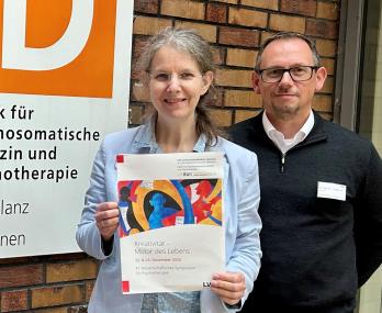 Laden zum "31. Wissenschaftlichen Symposium für Psychotherapie: Kreativität - Motor des Lebens" am 22. und 23. November ein (von links): Kommissarische Klinikdirektorin Dr. Gabriele Gerlach und Oberarzt Dr. Toni Steinbüchel. <br>Foto: LWL/Rosa Sommer