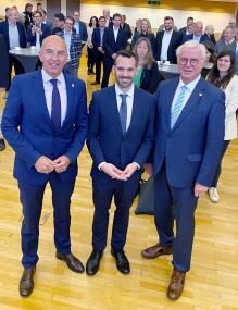 Der Direktor des LWL, Dr. Georg Lunemann (l.), und der Vorsitzende der LWL-Landschaftsversammlung, Klaus Baumann (r.), begrüßen den neuen LWL-Krankenhausdezernenten Dr. Emanuel Wiggerich an seinem ersten Arbeitstag.<br>Bild: LWL/Thorsten Fechtner