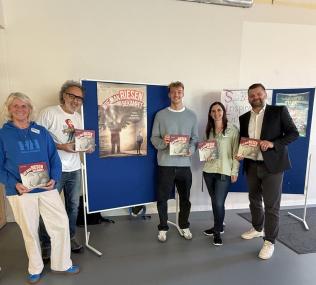 Andrea Plechaty (Stellv. Pflegedirektorin, LWL-Klinik Dortmund-Elisabeth-Klinik), David Kadel, Yannik Lührs, Dr. Heidi Igl (Chefärztin, LWL-Klinik Dortmund-Elisabeth-Klinik); Dr. Daniel Napieralski-Rahn, Kaufmännischer Direktor, (LWL-Klinik Dortmund-Elisabeth-Klinik).<br>Foto: LWL/ Antonia Scheefeldt