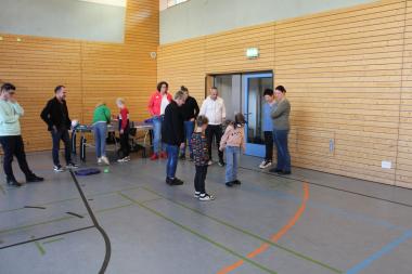 Rund 50 Angehörige von Mitarbeiterinnen und Mitarbeitern des LWL-Therapiezentrums für Forensische Psychiatrie Marsberg informierten sich über die Arbeit in der Suchtfachklinik. In der Turnhalle konnten sie mit sogenannten Rauschbrillen testen, wie sich ein erhöhter Promillewert auf ihre Koordination auswirkt.<br>Foto: LWL/Julia Hollwedel