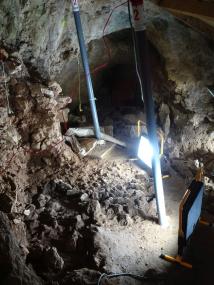 Blick auf die Feuerstelle aus der späten Mittelsteinzeit (im Vordergrund links); im Hintergrund der Eingang zur Blätterhöhle.<br>Foto: LWL-AfW Olpe / Michael Baales.