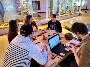 Ausprobiert werden kann beispielsweise das museumseigene Rollenspiel "Pen & Papyrus". <br>Foto: LWL/A. Osterloh
