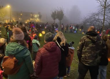 Mehr als 50 Kinder zogen in Begleitung ihrer Eltern beim Martinsumzug des Kindergartens Bredenbruch mit Laternen über das Gelände der LWL-Klinik Hemer, Hans-Prinzhorn-Klinik.<br> Foto: LWL/Michaela Rensing 
