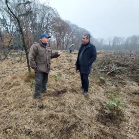 Matthias Gundler (r.), Betriebsleiter des LWL-BLB, informiert sich bei Forstbetriebsleiter Andreas Lill über die Aufforstungsarbeiten im &quot;Forstgut Ammeloe&quot;.&lt;br&gt;Bild: LWL/BLB 