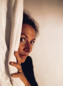 Dora Dämmerlich - verkörpert von Schauspielerin Bianka Lammert (Kinder- und Jugendtheater Dortmund) - nimmt Familien mit Kindern von fünf bis zehn Jahren mit auf eine Gespensterführung durch die Dalheimer Klausur. <br>Foto: privat