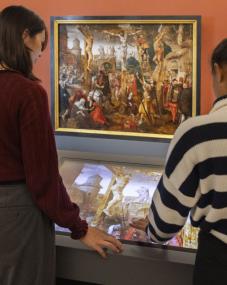 An der interaktiven Medienstation erhalten Besucher:innen Einblicke in die Teilrestaurierung Hermann von Rings "Kalvarienbergs" (um 1550).<br>Foto: LWL / Hanna Neander