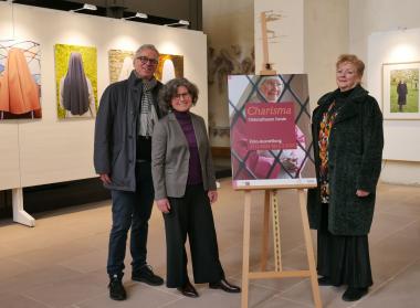 <b>Veröffentlichung nur während der Laufzeit der Ausstellung.</b></br>Künstlerin Annet van der Voort (rechts) - hier mit der Kuratorin der Schau Dr. Helga Fabritius und Museumsdirektor Dr. Ingo Grabowsky - stellte ihre Werke am Eröffnungstag persönlich vor.<br>Foto: LWL/Maria Tillmann