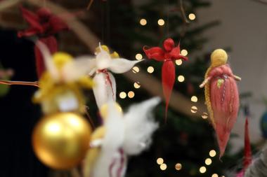 Zwischen Dampfmaschine und Webstühlen bietet der Adventsmarkt im Textilwerk selbstgemachte Dekorationen und Geschenke für die Weihnachtszeit.<br>Foto: LWL / Julia Gehrmann