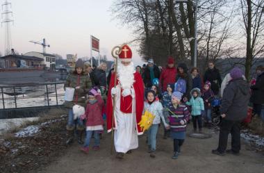Mit selbstgebastelten Laternen begleiten die Kinder den Nikolaus.<br>Foto: LWL / Hudemann