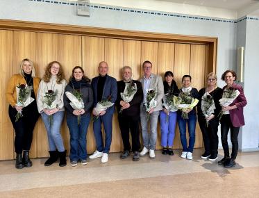von links: Katrin Schmidt (Pflegedienstleitung für die Zentren Allgemein- und Gerontopsychiatrie), Ada Schrewe, Melanie Rautert, Maik Vonau (Bereichsleiter Pflege der AOK NordWest), Raimund Beerwerth, Magnus Eggers (Pflegedirektor der LWL-Kliniken Lippstadt und Warstein, Monika Hense, Thi Kim Dung Schmidt (Angehörige), Christine Kowatz, und Martha Kirchhoff.<br>Foto: LWL/Enrica Gore