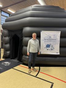 Schulleiter der LWL-Klinikschule Jürgen Beckmann-Hotte freut sich über das Pop-up Planetarium, mit dem die Patientinnen und Patienten der kinder- und jugendpsychiatrischen LWL-Universitätsklinik Hamm eine Reise durch das Weltall erleben können.<br>Foto: LWL