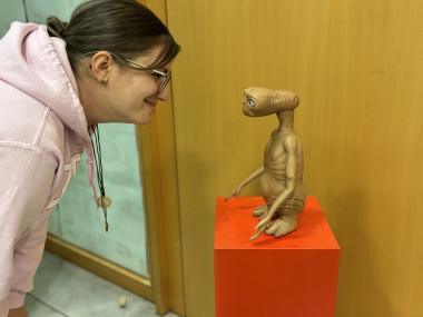 Wie jedes Jahr finden Besuchende außergewöhnliche Weihnachtsgeschenke auf dem Basar im LWL-MAK: Zu sehen ist eine E.T.-Figur, welche im Rahmen museumspädagogischer Aktionen für die Sonderausstellung "Modern Times" zum Einsatz kam.<br>Foto: LWL/ N. Wandrei
