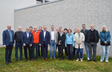 Die Mitglieder des Klinikbeirates des LWL-Therapiezentrums für Forensischen Psychiatrie Münsterland vor dem Patientengebäude.br>Foto: LWL/Hannig