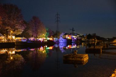 Mit einbrechender Dunkelheit wird das Gelände des Schiffshebewerks weihnachtlich beleuchtet.<br>Foto: LWL/Frauke Kreutzmann