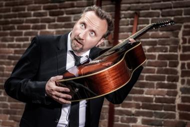 Helmut Sanftenschneider schmiert am 27. November die letzten "NachtSchnittchen" des Jahres.<br>Foto: Helmut Sanftenschneider  