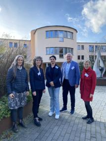 (v.l.) Chefärztin des LWL-Zentrum für Rehabilitation Ostwestfalen, Dr. Christiane Rasmus, Dr. Ursula Herrmann (LWL-Klinik Warstein), Dr. Tina Behrouzi (Fachklinik Kamillushaus Essen), Helmut Kockmann (Fachklinik Nettetal) sowie die Therapeutische Leiterin der Bernhard-Salzmann-Klinik, Ulrike Dickenhorst.<br>Foto: LWL/Dresmann