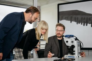 LWL-Kulturdezernentin Dr. Barbara Rüschoff-Parzinger bekommt von Museumsdirektor Dr. Jan Ole Kriegs (li.) und LWL-Wissenschaftler Dr. Achim Schwermann die oftmals nur Millimeter großen Fossilien aus Balve unter der Stereolupe gezeigt.<br>Foto: LWL/Steinweg