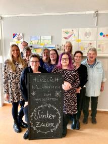 Willkommen zum Winterzauber: Mitarbeitende und Nutzer:innen der LWL-Tagesstätte mit Gästen.<br>Foto: LWL