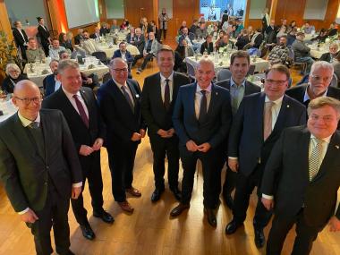 (v.l.) LWL-Maßregelvollzugsdezernent Tilmann Hollweg, Landtagsabgeordneter Jörg Blöming, Pflegedirektor Stephan Deimel, Staatssekretär Matthias Heidmeier, Dr. Georg Lunemann, Direktor des LWL, Kaufmännischer Direktor Tobias Brockmann, Landrats-Vize Markus Patzke, Bürgermeister Arne Moritz und Ärztlicher Direktor Bernd Wallenstein (v.l.).<br>Foto: LWL/SchuFi