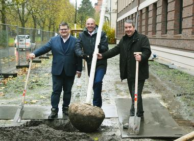 Der Direktor des LWL, Dr. Georg Lunemann (Mitte), pflanzt gemeinsam mit LWL-Baudezernent Urs Frigger (links) und Matthias Gundler, dem Betriebsleiter des LWL-BLB (rechts), eine Zierkirsche vor dem fast fertigen neuen Verwaltungsgebäude des LWL an der Fürstenbergstraße in Münster.<br>Foto: LWL