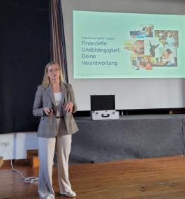 Selina Staufer präsentierte den Mitarbeiterinnen der LWL-Klinik Lengerich Wissenswertes rund um Finanzen, Versicherungen und Geldanlage.<br>Foto: LWL/Sandra Kätker