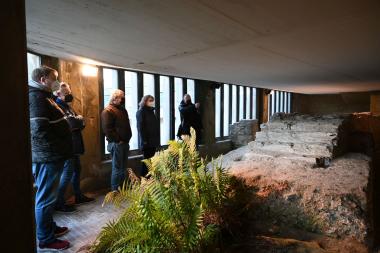 Der Rundgang Archäologie am Abenden bringt Teilnehmenden die Geschichte Paderborns näher.<br>Foto: LWL/Karl