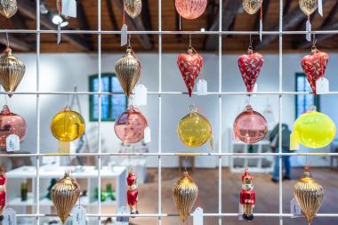 Die Verkaufsausstellung in der Glashütte Gernheim bietet eine große Auswahl an traditionellem Christbaumschmuck aus Thüringen.<br>Foto: LWL / Frauke Kreutzmann