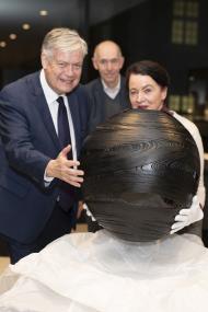 Der Freundeskreis des Museums für Lackkunst machte  dem LWL-Museum für Kunst und Kultur ein Lackobjekt des japanischen Künstlers Ken Noguchi zum Geschenk. (v.l.  Dr. Hermann Arnhold, Direktor des LWL-Museums für Kunst und Kultur, Martin Bruckner, Vorsitzender des Freundeskreises für Lackkunst, Prof. Dr. Monika Kopplin, ehemalige Direktorin des Museums für Lackkunst)<br>Foto: LWL