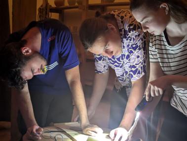 Die Spielenden machen sich sofort daran, die Rätsel des Fluchtplans zu lösen.<br>Foto: LWL/Großekathöfer