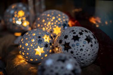 Glanz in der dunklen Jahreszeit verspricht der Weihnachtsmarkt in der Ziegelei Lage.<br>Foto: LWL / Julia Gehrmann