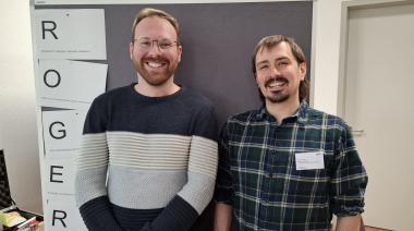 Assistenzarzt Aleksandar Stevic (l.) und Dr. Matthias Pauge, Koordinator in der Pflegeentwicklung, freuen sich, dass sie ihr Wissen über psychische Krankheiten teilen können. Unter anderem wurde den Teilnehmenden das sogenannte ROGER-Prinzip nähergebracht.<br>Foto: LWL/Stenger
