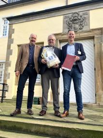 Dr. Ingbert Rinklake, Ärztlicher Direktor (li.) und Pflegedirektor Stefan Schuchardt (re.) mit Uwe Eigenbrodt vor dem Schlossgebäude der LWL-Maßregelvollzugsklinik Schloss Haldem.<br>Foto: LWL