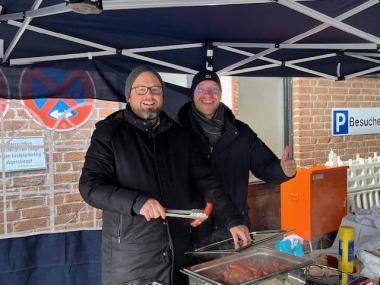 Kaufmännischer Direktor Prof. Jens Bothe (l.) und der Technische Leiter Andre Filipponi sorgten für die Wurst zum Grünkohl.<br>Foto: LWL/Rensing