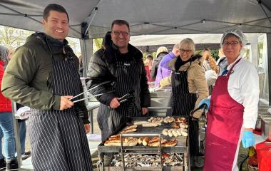 Die Grillmeister:innen der LWL-Klinik Lengerich: (v.l.) Timo Siebert (Kaufmännischer Direktor), Stephan Bögershausen (stellv. Pflegedirektor), Mechthild Bischop (Pflegedirektorin) und Kerstin Stötzel aus dem Küchenteam.<br>Foto: LWL/Köhling
