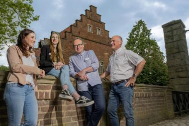 Auszubildende sind in der LWL-Klinik Herten herzlich willkommen (von links): Sandra Böhm, verantwortlich für die Pflegebildung, Pflegeexpertin Guilliana Butz, stellvertretender Pflegedirektor Harald Sammetinger und Pflegedirektor Dr. Michael Kramer.<br>Bild: LWL/Dietmar Wäsche