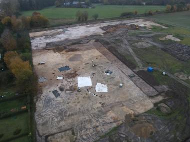 Drohnenfoto der bisher geöffneten Fläche. Die Siedlungsspuren scheinen nach Nord-Osten hin geringer zu werden.<br>Foto: EggensteinExca/Gündchen