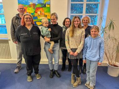 Preisübergabe zum Ballonwettbewerb im LWL-Wohnverbund Lippstadt (v.l.): Martin Mesenbrock, Constanze Thomas (beide Mitglieder des Teihlabebeirates), Ferdinand Tyrell mit seiner Mutter Anna-Lena Haasmann-Tyrell, Kelly Sparka (Mitglied des Teilhabebeirates), Finja Haßenewert, Andrea Gerlach (Leitung LWL-Wohnverbund Lippstadt) und Mia Schulte.<br>Foto: LWL-Wohnverbund Lippstadt