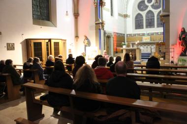 Vor rund 30 Gästen hat Lorenz Emmerich in der Kirche der Marsberger LWL-Einrichtungen gelesen.<br>Foto: LWL/Hollwedel