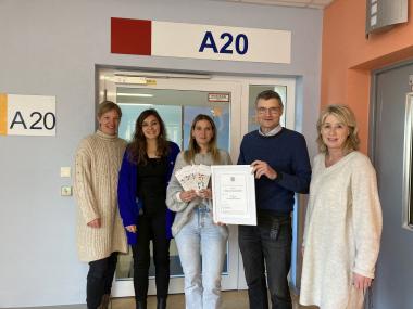 Das multiprofessionelle Team der Station A20 mit dem Schwerpunkt für Dialektisch Behaviorale Therapie hält stolz die Zertifizierungs-Urkunde in der Hand: (v.l.) Tanja Krabbe, Davina Hahn, Barbara Nonn, Dr. Harald Schneeweiß und Marion Tüllmann).<br>Bild: LWL/Klaudia Suilmann