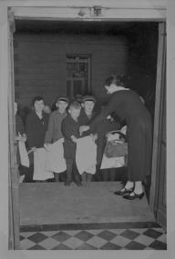 So wie in den 1930er Jahren in Gronau-Epe zogen in der Adventszeit traditionell viele Kinder von Tür zu Tür, musizierten oder trugen Lieder oder Gedichte vor. Sie erhielten dafür Äpfel, Nüsse, Mehl oder auch ein paar Pfennige.<br>Foto: LWL-Alltagskulturarchiv/Dietmar Sauermann