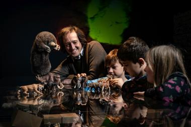 Am Familiensonntag können Klein und Groß mit Museumsmaulwurf Kalle den Spuren von Tieren der Eiszeit folgen.<br>Foto: LWL