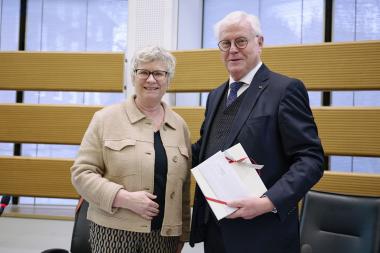 Gertrud Welper gratuliert Klaus Baumann zu seiner 30-jährigen Mitgliedschaft in der Landschaftsversammlung des LWL.<br>Foto: LWL/Nikolaus Urban