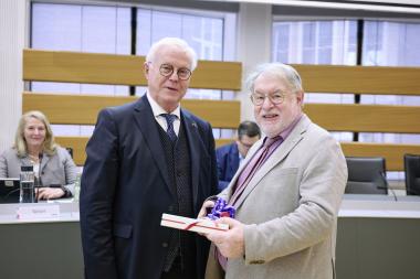 Klaus Baumann (l.) dankt Dieter Gebhard für seinen 40-jährigen Einsatz in der Landschaftsversammlung des LWL.<br>Foto: LWL/Nikolaus Urban