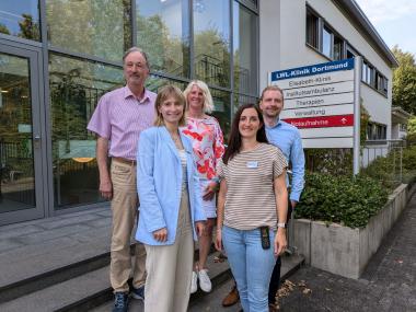 Freuen sich über die Zertifizierung: Martin Nöthe, EMAS- Auditor, sowie Lena Nowroth, Andrea Plechaty, Dr. Heidi Igl und Marius Grimm von der LWL-Klinik Dortmund Elisabeth-Klinik.<br>LWL/Christian Weihs