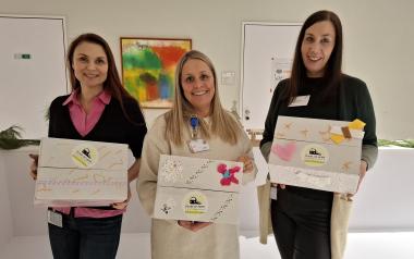 Freuen sich über die Paket-Aktion: die LWL-Mitarbeiterinnen (v.l.) Alena Kat, Jennifer Jäger und Sinah-Ileen Wiegandt.<br>Foto: LWL / Philipp Stenger