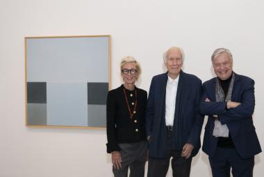 Im Beisein von Heike Foerster übergab der Künstler Ulrich Erben das Gemälde an den Direktor des LWL-Museums für Kunst und Kultur, Dr. Hermann Arnhold (v. l.).<br>Foto: LWL/Gregor Wintgens