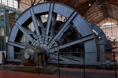 Interessantes über die eindrucksvollen Maschinen in der Maschinenhalle der Zeche Zollern erfahren Gäste bei Führungen am Wochenende.<br>Foto: LWL/Bokeum Lee