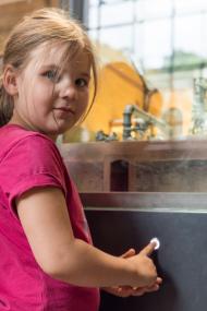 Am Modell können die Gäste nachvollziehen, wie das Schiffshebewerk funktioniert.<br>Foto: LWL / Mona Dierckes