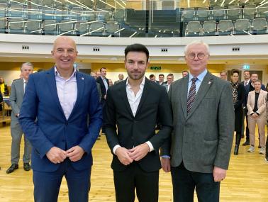 Der Direktor des LWL, Dr. Georg Lunemann (links), und der Vorsitzende der LWL-Landschaftsversammlung, Klaus Baumann (rechts), begrüßen den neuen LWL-Sozialdezernenten Takis Mehmet Ali.<br>Foto: LWL